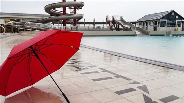 Watt’n Wetter statt Watt’n Bad: Schwimmen mit Schirm ist keine Option im Wellenbad in Dorum-Neufeld.