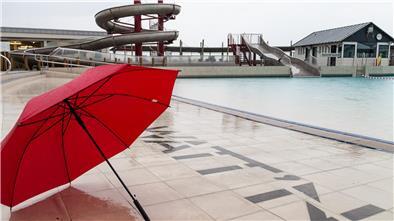 Watt’n Wetter statt Watt’n Bad: Schwimmen mit Schirm ist keine Option im Wellenbad in Dorum-Neufeld.