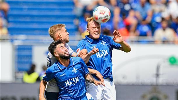 Wechselgerüchten zum Trotz erzielt Darmstadts Isac Lidberg (r) gegen Bochum drei Treffer.