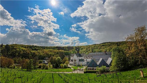 Wechselhaftes Aprilwetter über dem Kloster Eberbach. Der Rheingau Literatur Preis 2024 ist mit 111 Flaschen Wein und 11.111 Euro dotiert. Dieses Jahr geht er an Matthias Jügler für seinen Roman „Maifliegenzeit“.