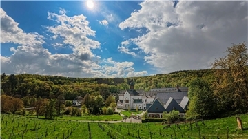 Wechselhaftes Aprilwetter über dem Kloster Eberbach. Der Rheingau Literatur Preis 2024 ist mit 111 Flaschen Wein und 11.111 Euro dotiert. Dieses Jahr geht er an Matthias Jügler für seinen Roman „Maifliegenzeit“.