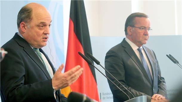 Weder Großbritannien noch Deutschland werden der Ukraine auf absehbare Zeit Kampfjets liefern. Das machten Ben Wallace und Boris Pistorius (r) in Berlin deutlich.