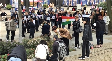 Iranische Frauen und Männer demonstrieren in Bremerhavens Stadtmitte für Menschenrechte und den Sturz des Regimes.