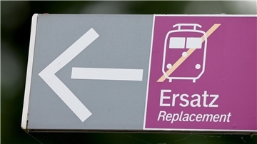 Ein Hinweisschild für Schienenersatzverkehr hängt am Bahnhof in Rösrath.