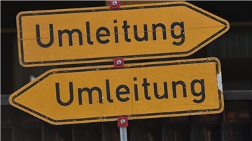 Ein Schild mit Umleitungen. 
