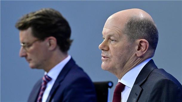 Bund-Länder-Runde mit Kanzler zum Entlastungspaket vertagt Wegen der Corona-Infektion von Bundeskanzler Olaf Scholz wird das Treffen mit NRW-Ministerpräsident Hendrik Wüst (l) und den weiteren Länder-Regierungschefs verschoben (Archivbild).