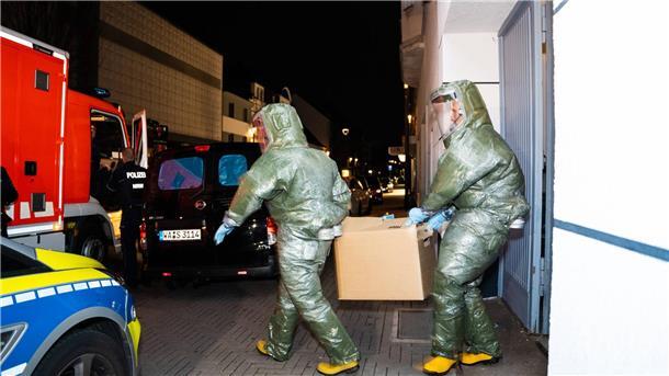 Nach Anti-Terror-Einsatz - Kein Gift gefunden Wegen der Gefahren, die von in der Wohnung vermuteten Giftstoffen ausgehen können, trugen die Einsatzkräfte in Castrop-Rauxel Schutzanzüge.