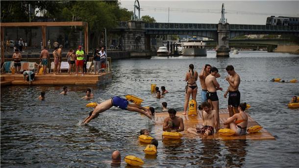100.000 Menschen sind in Paris in die Seine gesprungen Wegen der regen Nachfrage bleiben zwei der Freibäder in der Seine bis in den September hinein geöffnet. (Archivbild)