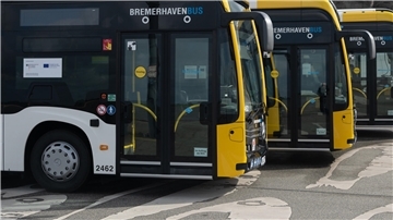 Busse von Bremerhaven Bus stehen nebeneinander