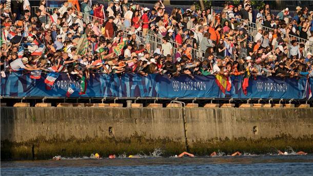 Beck verfehlt Medaille in der Seine: „Andere Sportart“ Wegen der Strömung schwammen die Sportlerinnen eng an der Mauer.