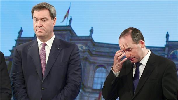 Wegen der Vorwürfe gegen seinen Vize Hubert Aiwanger (r) hat Ministerpräsident Markus Söder (CSU) die Freien Wähler zu einer Sondersitzung „einbestellt“ (Archivbild).