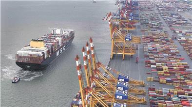 Wegen des Coronavirus‘ stapeln sich auch in Bremerhaven im Hafen die Container.