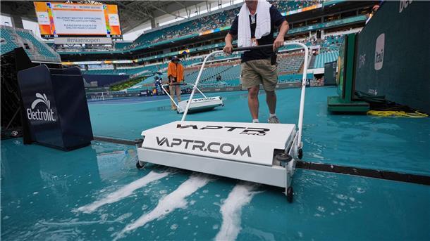 Djokovic verliert in Miami und verpasst 100. Turniersieg Wegen des Regens in Miami begann das Finale mit mehr als fünf Stunden Verspätung.
