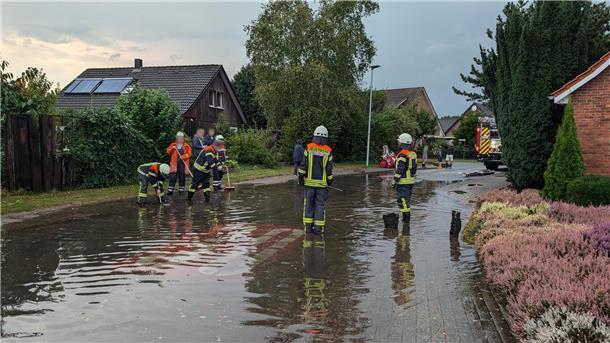 Das Foto zeigt eine überflutete Straße. 