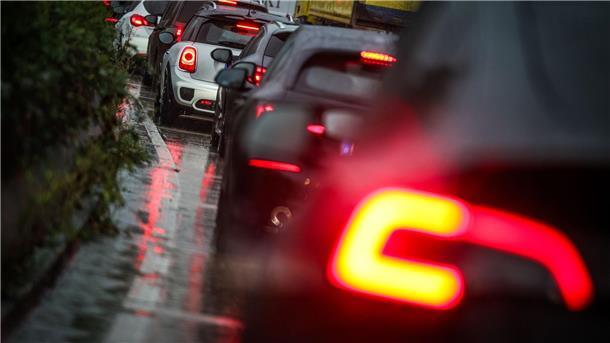 Zu viel Regen im Westen Wegen des vielen Regens bildeten sich kilometerlange Staus.