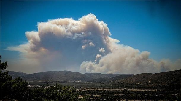 Waldbrände auf Rhodos toben weiter - Tausende fliehen Wegen des Waldbrands auf Rhodos, aber auch weiteren großen Bränden in Griechenland sind mittlerweile Hunderte Feuerwehrleute aus anderen Ländern zur Verstärkung angereist.