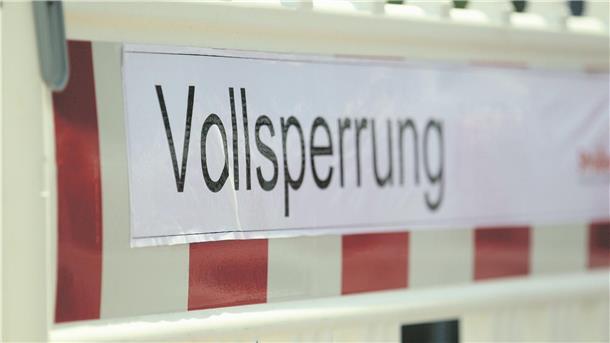 Verbindungsstraße „Blömkenmoor“ in Rechtenfleth gesperrt Wegen des Wassers ist der Straßenverlauf in vielen Bereichen nicht erkennbar. Die Straße ist deswegen gesperrt.