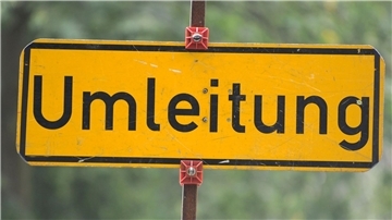 Schild mit der Aufschrift "Umleitung"