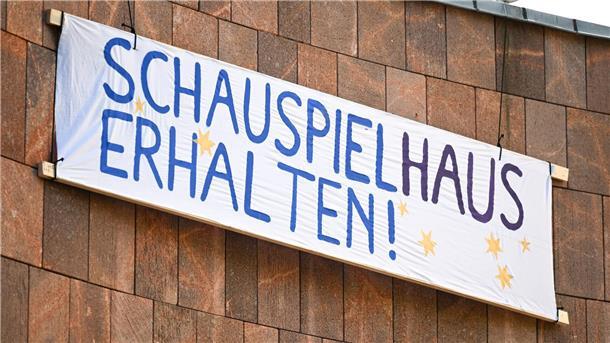 Aktivisten halten Schauspielhaus in Chemnitz besetzt Wegen einer Kostenexplosion für die Sanierung ist die Zukunft des Chemnitzer Schauspielhauses ungewiss.