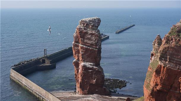 Sturmtief: Ausfälle im Schiffsverkehr nach Helgoland Wegen eines Sturmtiefs über der Nordsee wollen mehrere Reedereien den Verkehr von und nach Helgoland einstellen. (Archivbild)