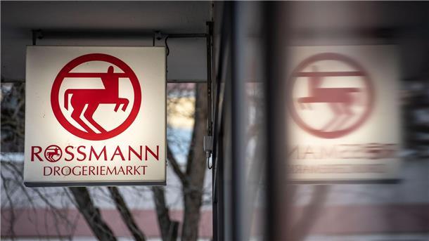 Rossmann ruft Kinderbuch wegen Erstickungsgefahr zurück Wegen Erstickungsgefahr ruft Rossmann ein Buch für Kleinkinder zurück. (Archivbild)
