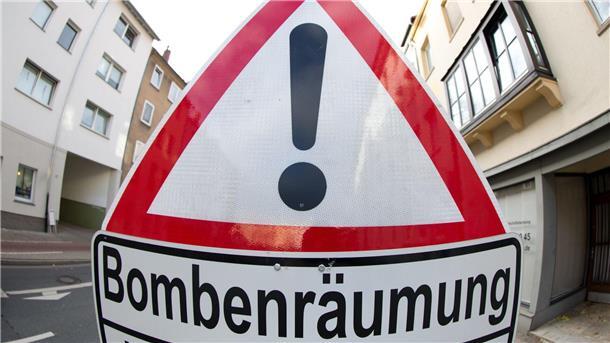 Mögliche Blindgänger - Menschen müssen Wohnungen verlassen Wegen neuer Blindgänger-Verdachtsfälle hat die Stadt Osnabrück wieder eine Evakuierungszone eingerichtet. (Archivfoto)