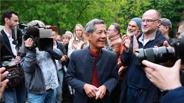 Wegen Volksverhetzung vor Gericht: Sucharit Bhakdi (M).