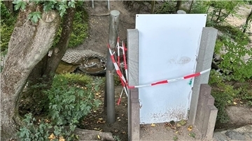 Wegen zu großer Fallhöhe wurde die Hängebrücke auf dem Spielplatz bereits abgebaut und die Einstiegsplattformen aus Sicherheitsgründen gesperrt.