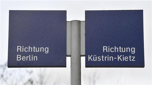 Zugteil löst sich und wird an Bahnhof vergessen Wegweiser am Bahnhof in Trebnitz im LandkreisMärkisch-Oderland.