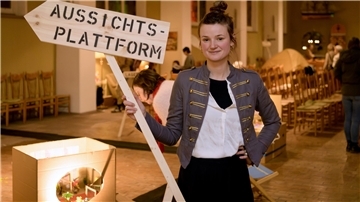 Wegweiser: Künstlerin Sophia Bizer stellt zum Abschluss ihres Kunststipendiums in der Großen Kirche aus. Geöffnet ist die Ausstellung mittwochs 15 bis 18 Uhr.