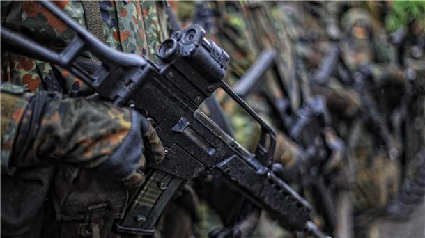 Marineinspekteur findet Wehrpflicht-Debatte nicht abwegig Wehrpflichtige in der Grundausbildung auf einem Truppenübungsplatz.