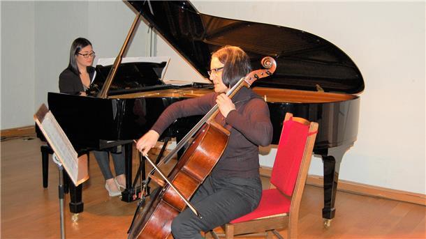Wei Oiu-Bohling spielt am Konzertflügel und Gudrun Füllkrug spielt Cello beim Adventskonzert in der Burg zu Hagen