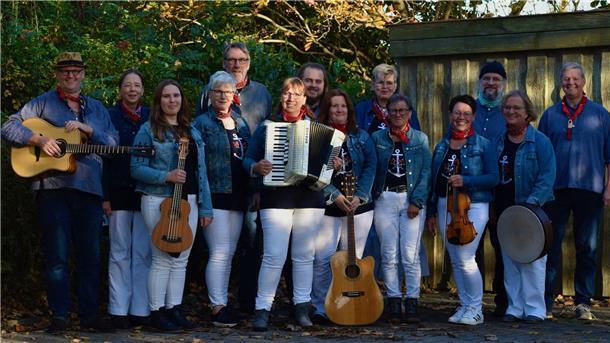 Die Musiker und Sänger der Gruppe Butjenter Speelwark mit ihren Instrumenten.
