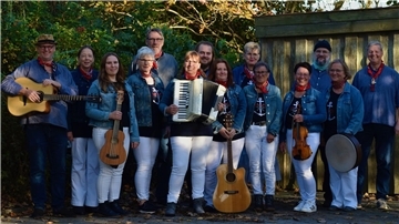 Die Musiker und Sänger der Gruppe Butjenter Speelwark mit ihren Instrumenten.