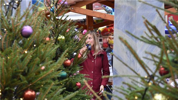 Das Foto zeigt eine Frau auf dem Weihnachtsmarkt