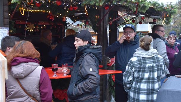 Weihnachtsmarkt in Zeven: Kleine Budenstadt lockt Besucher Das Foto zeigt Menschen an der Punschbude.