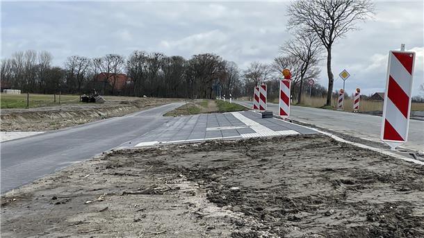 Weil der Radweg zu tief gebaut wurde, weisen die Bushaltestellen ein zu großes Gefälle auf. Auch hier soll nachgebessert werden.
