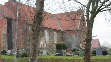Weil ein Jugendlicher gedroht hat, ein Grab auf dem Rodenkircher Friedhof zu verwüsten, lässt die Kirchengemeinde den zugehörigen Parkplatz an der Schulstraße aus Sicherheitsgründen sperren.