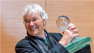 Weil er auf und abseits der Bühne Dialekt spricht, ist Kabarettist Gerhard Polt mit der „Bairischen Sprachwurzel“ ausgezeichnet worden.