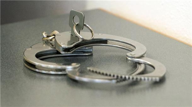 US-Sheriff postet Video von Elfjährigem in Handschellen Weil er Gewaltandrohungen satt hat, greift der Sheriff zu einem ungewöhnlichen Schritt. (Illustration)