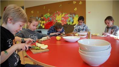 "Weil es lecker schmeckt": Für Matteo (8, von links), Hanna (8), Mara (9), Mia (9) und Emily (9) von der Midlumer Grundschule gehört gesunde Ernährung zum Lehrplan.