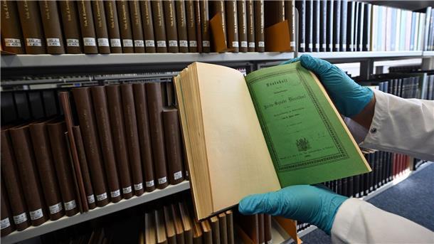 Arsen: Wie Giftgrün in Bibliotheken für Probleme sorgt Weil giftiges Arsen einzelne Bücher aus dem 19. Jahrhundert belasten könnte, untersuchen Bibliotheken ihren Bestände.