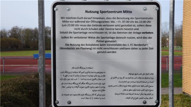 5 Dinge, die Sie noch nicht über das Plaatweg-Stadion in Nordenham wussten Weil Jugendliche beziehungsweise junge Erwachsene das Stadion zu unrechtmäßigen Zeiten betraten und das Gelände nicht ordnungsgemäß nutzten, wurden Hinweisschilder zu Öffnungszeiten installiert.