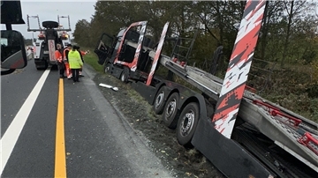 Autotransporter verursacht lange Sperrung auf der Autobahn bei Nordholz  Weil sich dieser Transporter festgefahren hatte, musste die Autobahn am Freitag zwischen Nordholz und Cuxhaven-Altenwalde für mehrere Stunden gesperrt werden.