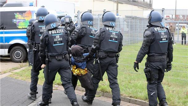 Blockaden von Aktivisten in Bremen und Delmenhorst aufgelöst Weil sie ihre Vermummung nicht ablegen wollten, sind einige Protestierende weggetragen worden.