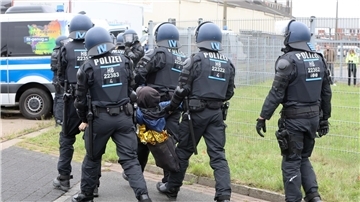 Weil sie ihre Vermummung nicht ablegen wollten, sind einige Protestierende weggetragen worden. 