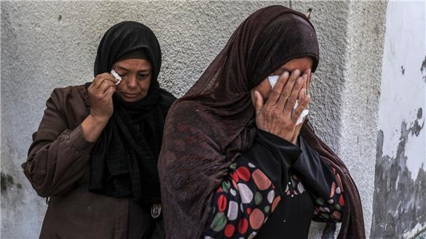 Psychologin: Bilder aus Israel können schwere Folgen haben Weinende Frauen in Rafah im Süden des Gazastreifens.