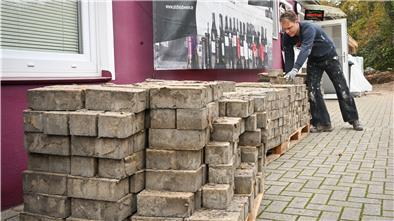 Durststrecke für das Geschäft mit dem Durst Weinhändler Jan Ahlfeld muss derzeit kräftig mit anpacken. Er will seine Verkaufsfläche am Langener Standort vergrößern, um unabhängiger von Veranstaltungen zu werden.