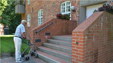 Weiter geht’s nicht mit Rollator: Karl-Heinz Stoessel vor der Hagener Burg. Jetzt will der Kreis einen Treppenlift und einen Fahrstuhl in der Burg installieren.