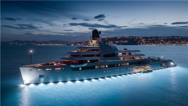 Spektakuläre Bilder: Lloyd Werft zeigt Traumyacht „Solaris“ Megayacht "Solaris" liegt vor der Küste von Antibes.